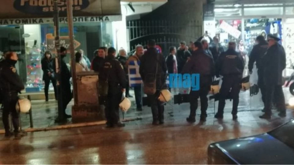 Εύοσμος: Προσαγωγές σε παρουσίαση υποψηφίου δημάρχου ΣΥΡΙΖΑ επειδή διαμαρτύρονταν για τη συμφωνία των Πρεσπών (βίντεο)